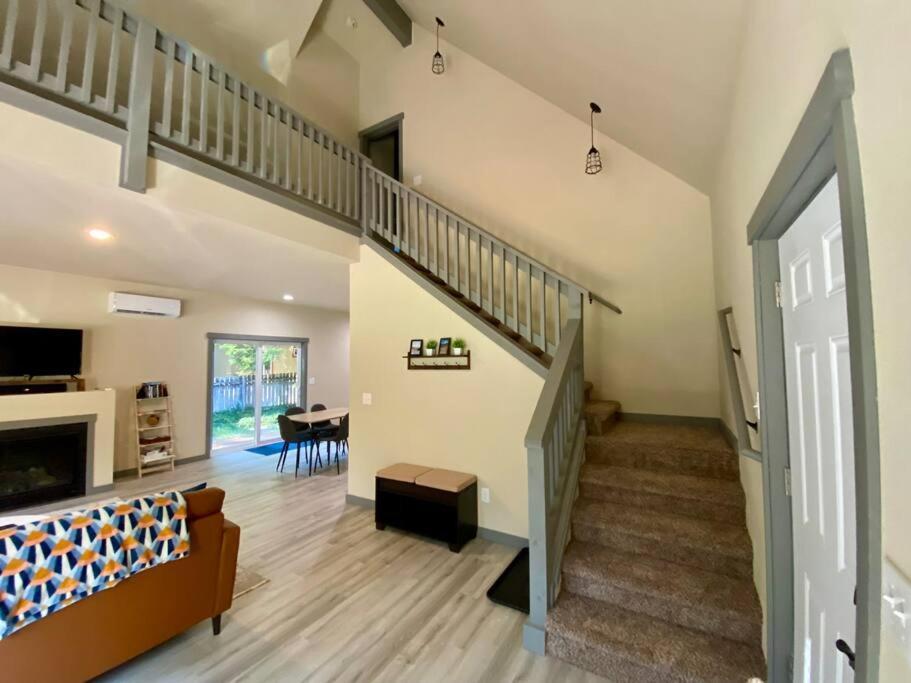 New Modern Cabin! 5Mi To Mt Rainier National Park! Hot Tub & Wifi Ashford Luaran gambar